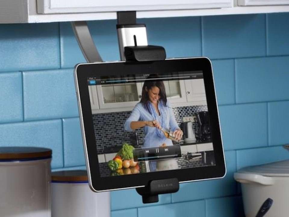 Закрепленный в удобном месте планшет позволит готовить блюда, используя видео-рецепты из интернета