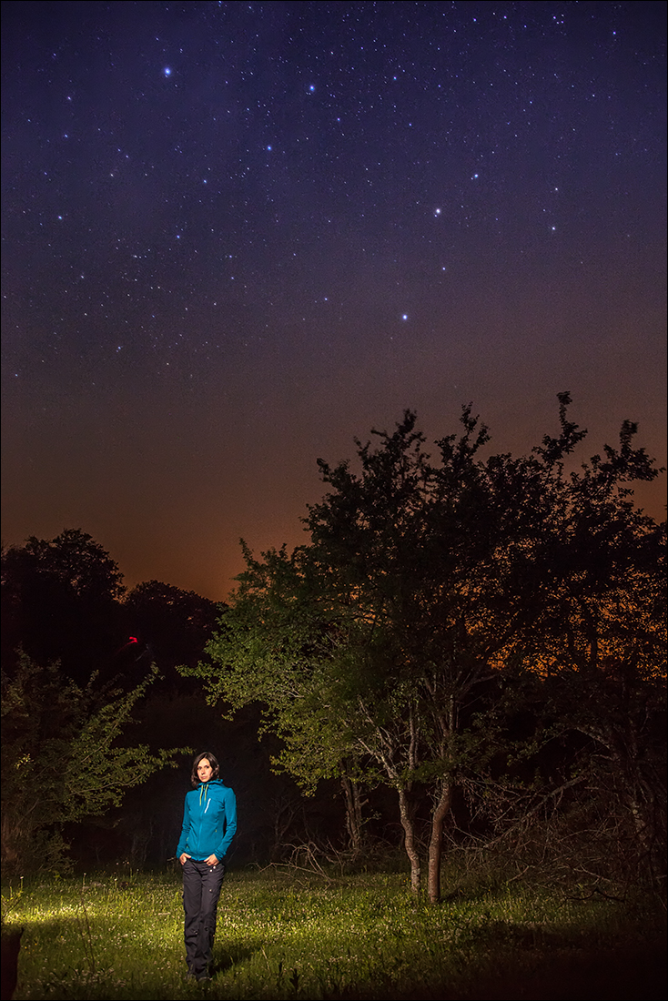 Фотография человека на фоне звёздного неба.