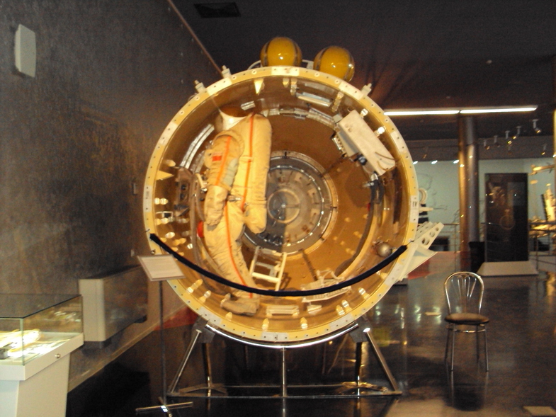 Скафандры космонавтов Шлюзовой отсек орбитальной станции со скафандром Орлан
