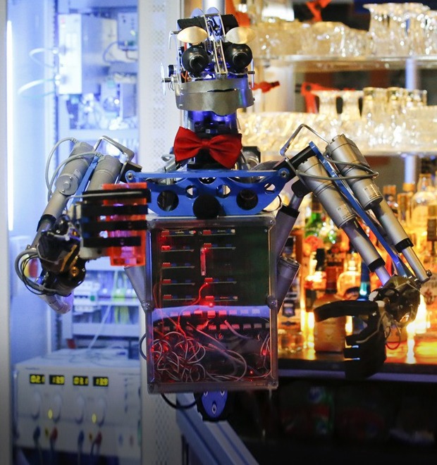 Школа барменов: Как люди пытаются научить роботов наливать выпивку и правильно смешивать коктейли — Культура на FURFUR