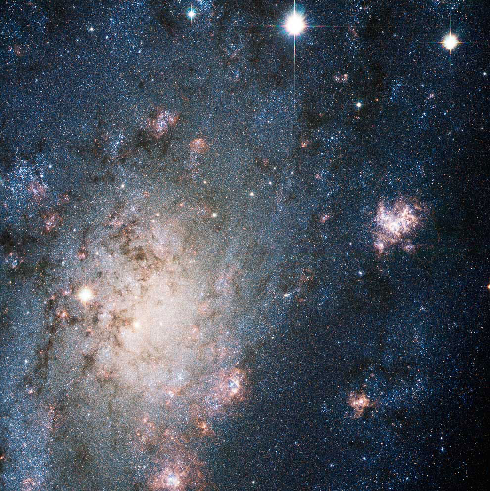 Яркая вспышка сверхновой в галактике, находящейся в созвездии Жираф