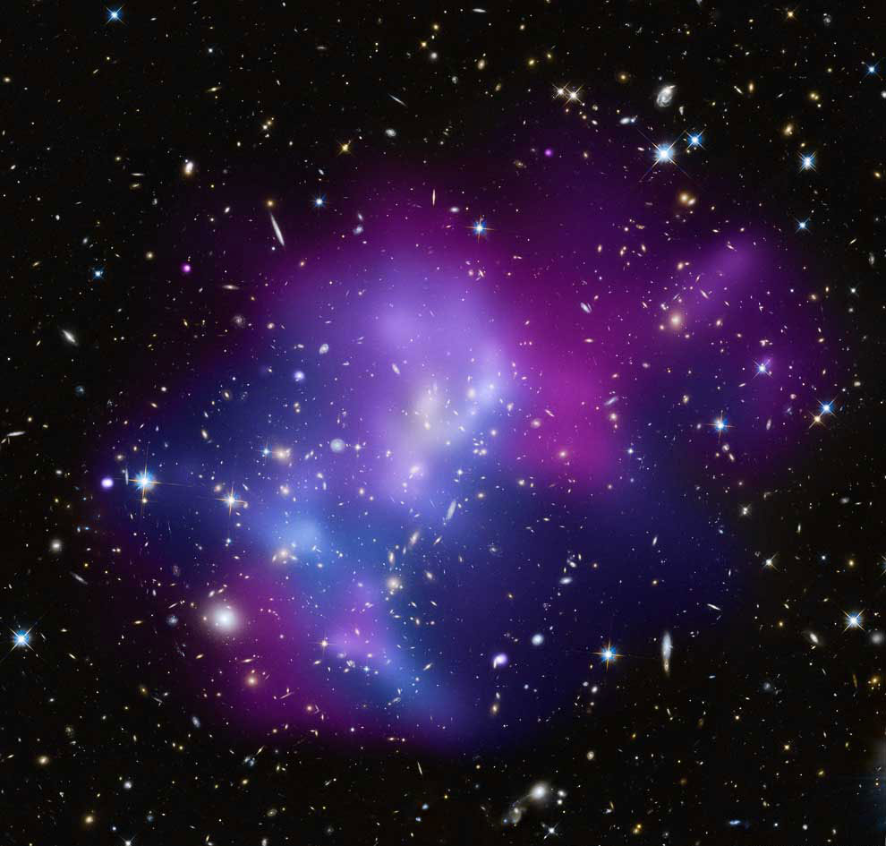 Огромный галактический кластер MACS J0717