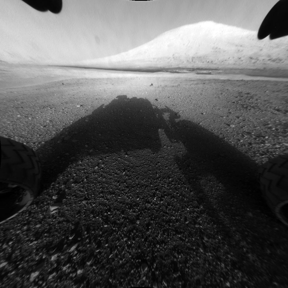 На этой фотографии видны колеса Curiosity на грунте