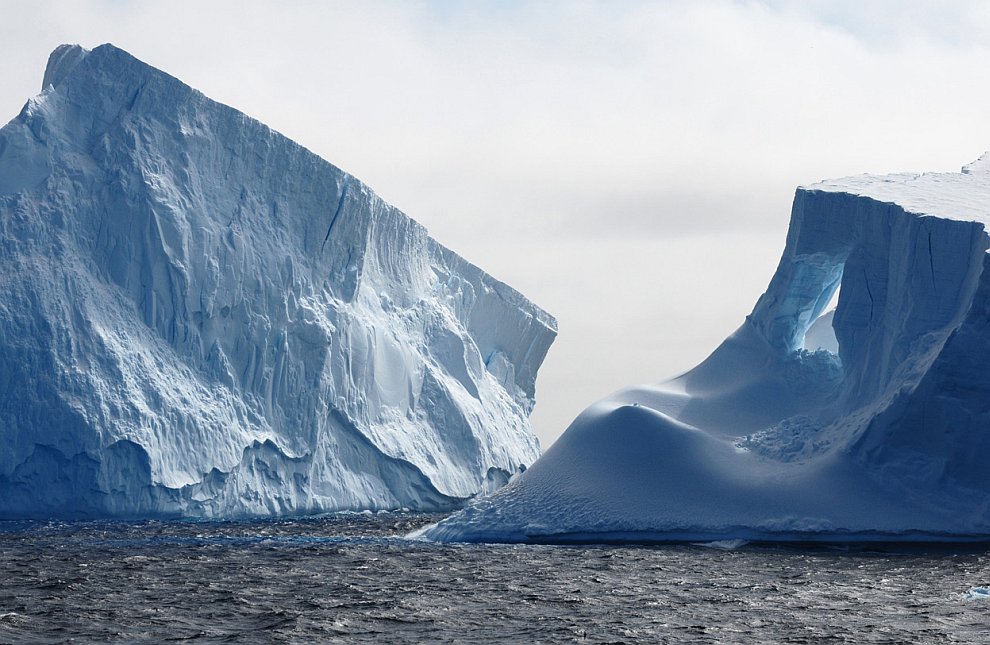 Айсберг недалеко от Антарктического полуострова