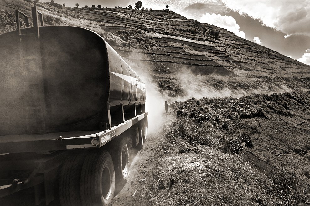 Бензовоз на пыльной дороге в Уганде