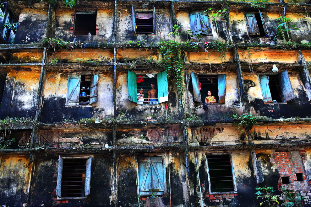 Это вековое здание на окраине города Дакка в Бангладеше