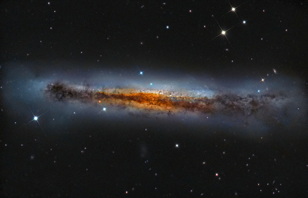 Вид сбоку на спиральную галактику NGC 3628