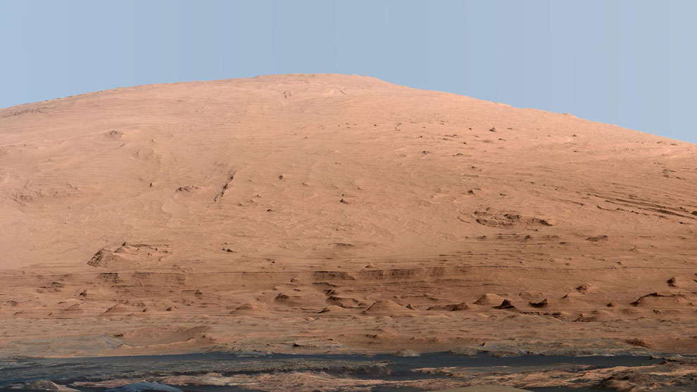 Это главный объект всей марсианской миссии — гора Шарп, расположенная по центру кратера Гейла — места посадки Curiosity