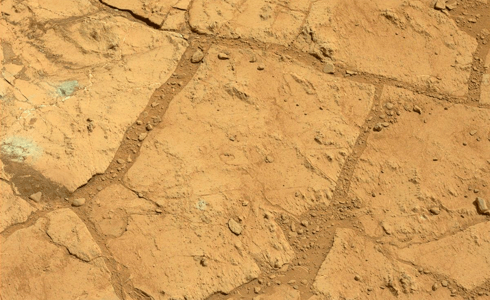 Марсоход Curiosity просверлил отверстие в поверхности Марса, чтобы взять образцы грунта