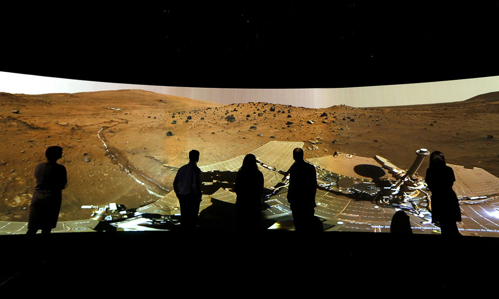 Нет, это не марсиане, это панорама марса на выставке Вселенной в Национальном морском музее в Гринвиче, Лондон