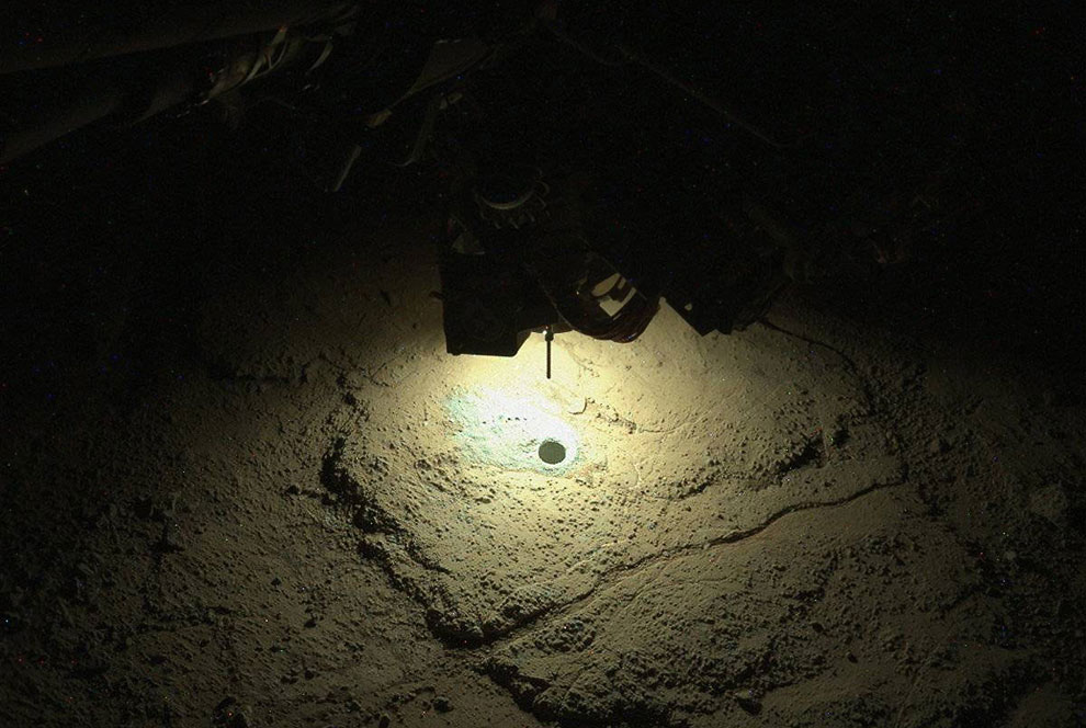 Марсоход Curiosity сверлит очередное отверстие ночью, чтобы взять пробы грунта