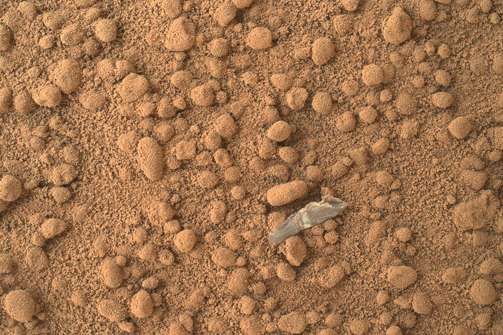 Марсианская поверхность крупным планом. Здесь виден какой-то посторонний предмет. Скорее всего, это мусор с посадочного модуля