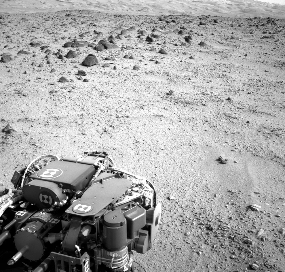Марсианский день номер 329, 9 июля 2013. На этом снимке виден склон горы Шарп, к которой направляется марсоход Curiosity
