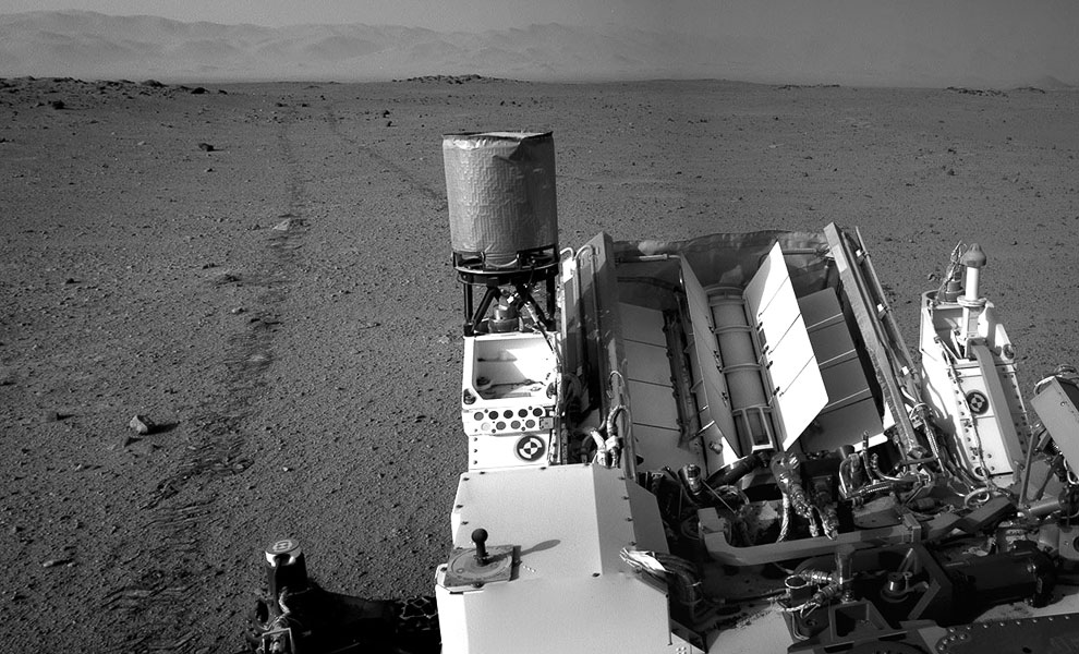 Марсоход Curiosity и его следы на поверхности Марса
