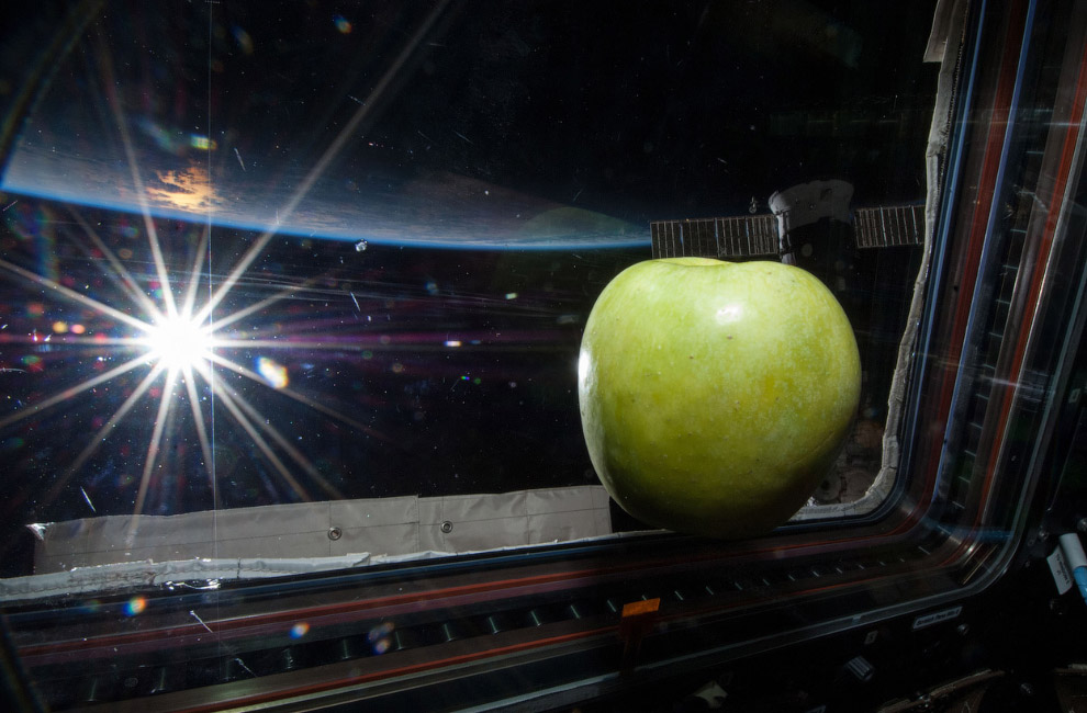 Яблоко на борту МКС и яркое Солнце