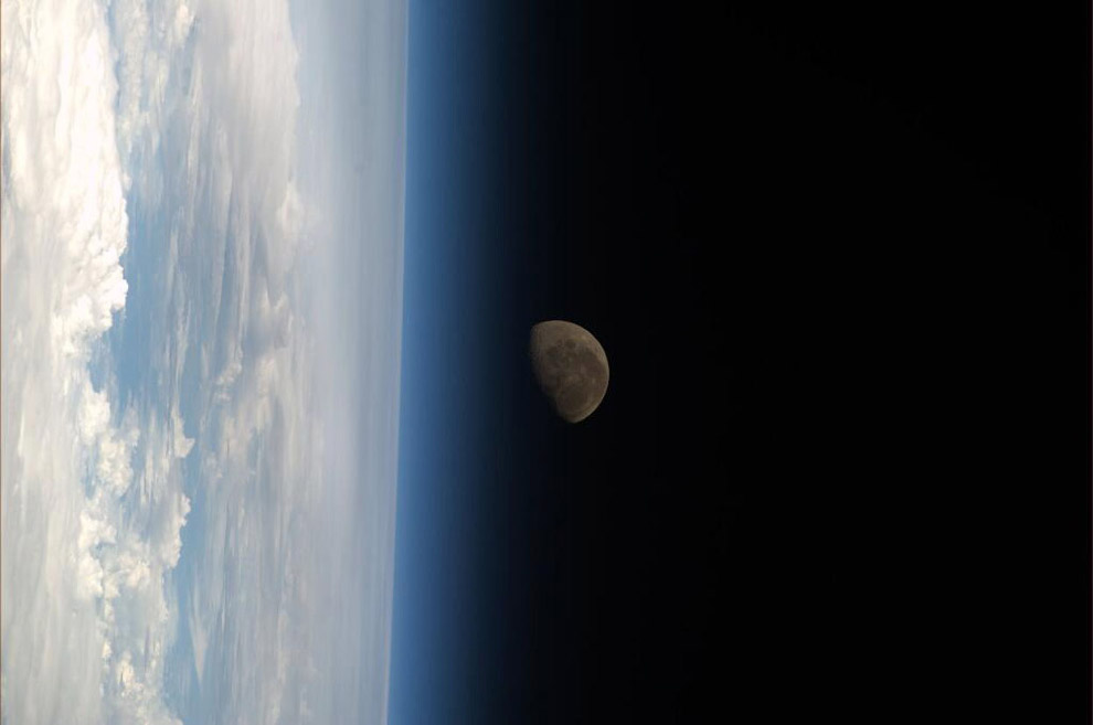 Луна и лимб - видимый край Земли