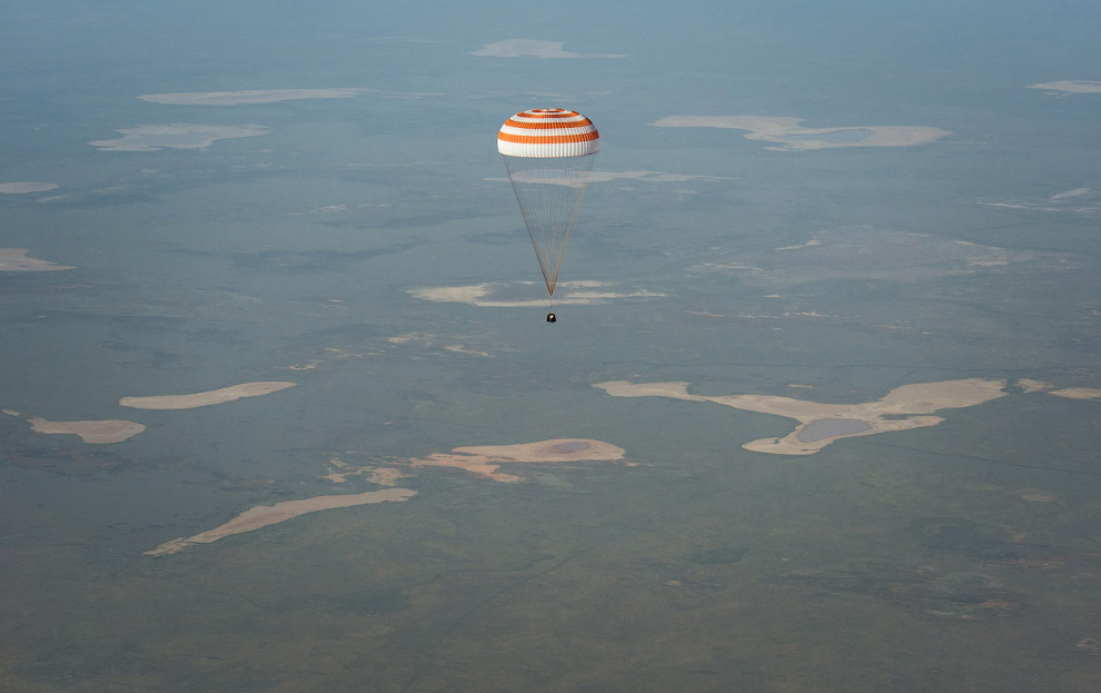 Союз ТМА-11М возвращается с орбиты домой, на землю