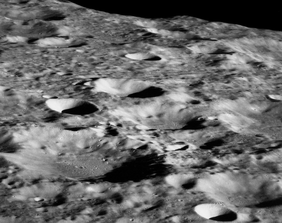 Выход на лунную орбиту. Уже видны лунные кратеры