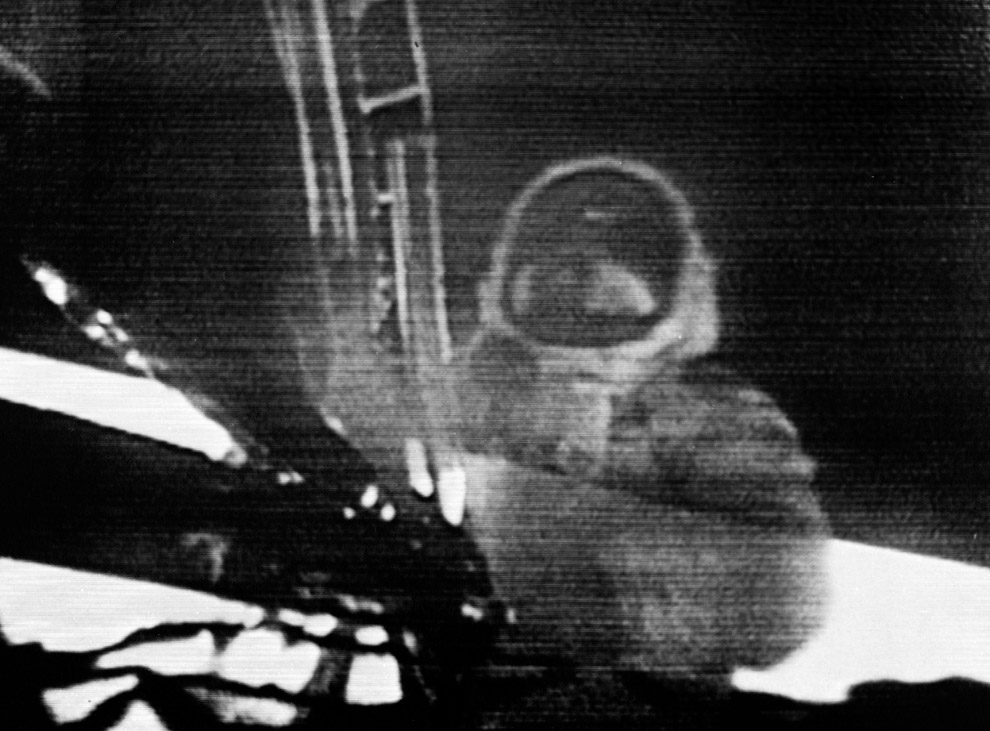 Астронавт Нил Армстронг ступает на поверхность Луны 20 июля 1969 года