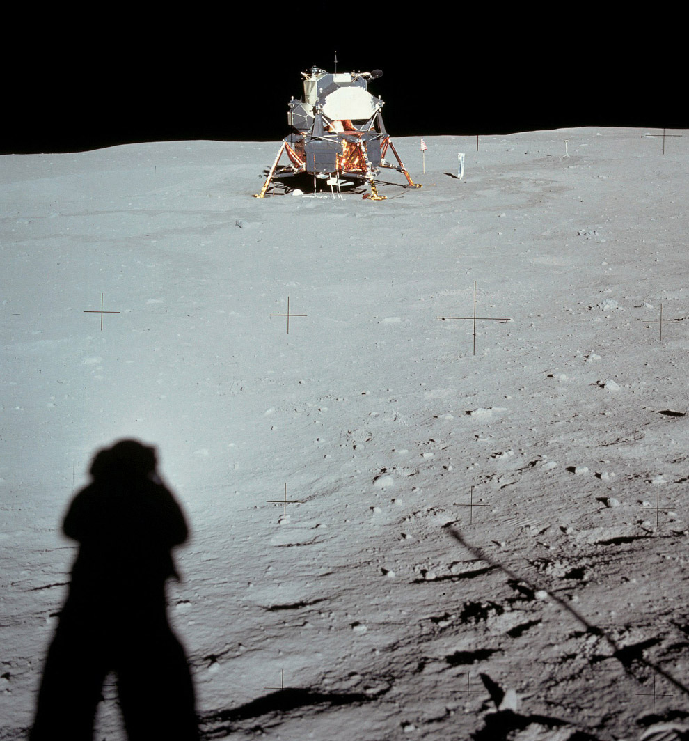 Тень Армстронга и лунный модуль