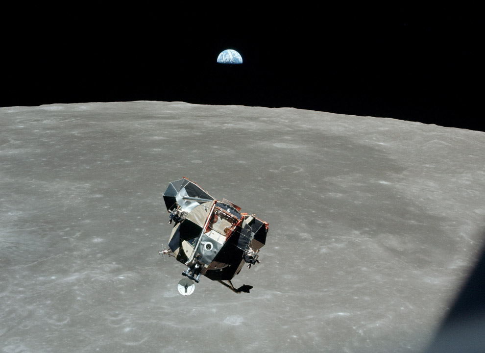 Возвращение домой Лунный модуль оторвался от лунной поверхности