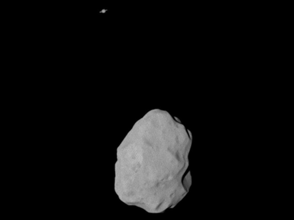 Астероид Лютеция и Сатурн (вверху) с расстояния 36 000 км