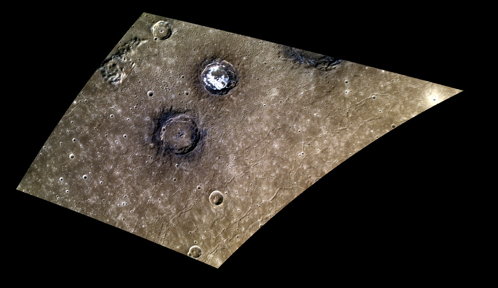 Весьма живописная парочка 50-километровых кратеров Зандера (яркий) и Мунка (темный)
