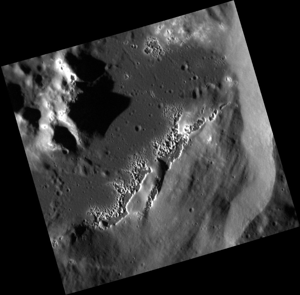 Полости на дне небольшого безымянного кратера Меркурия