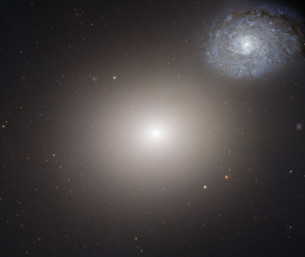 В центре М60 находится сверхмассивная черная дыра, имеющая 4,5 млрд солнечных масс