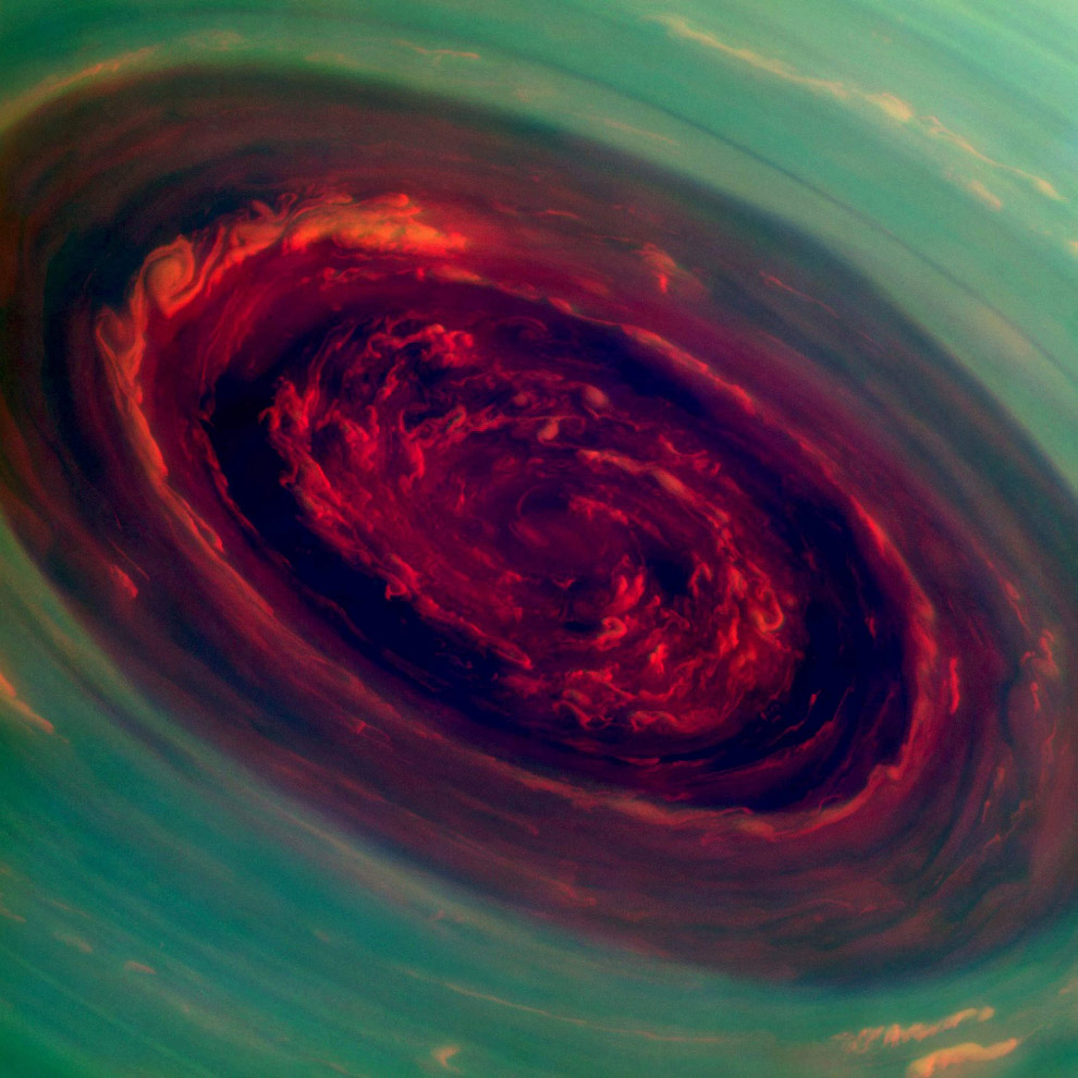 Чудовищный ураган, охватывающий северный полюс Сатурна