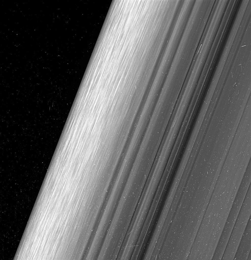 Ослепительные кольца Сатурна с ледяными обломками