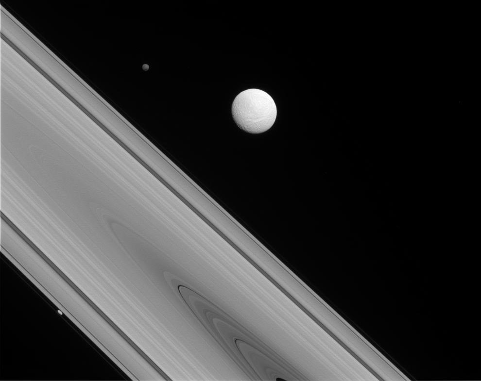 Редкая фотография трех спутников Сатурна одновременно