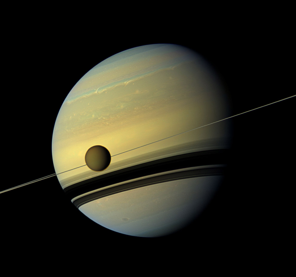 Гигантская луна Титан