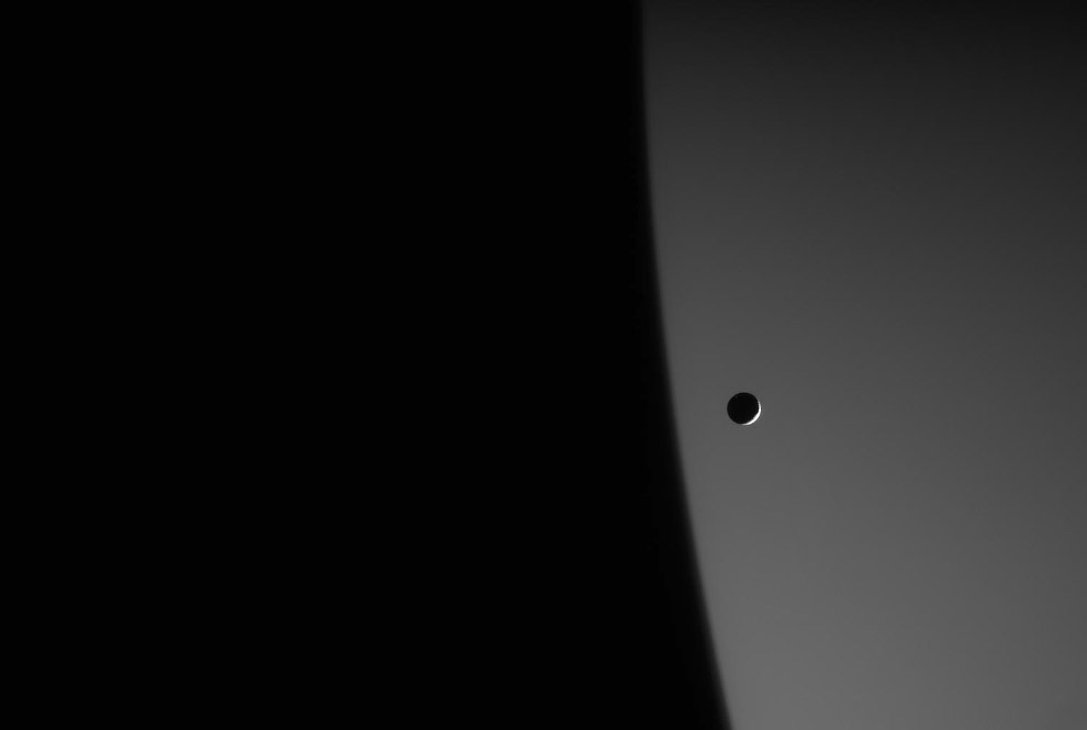 Мимас на фоне Сатурна