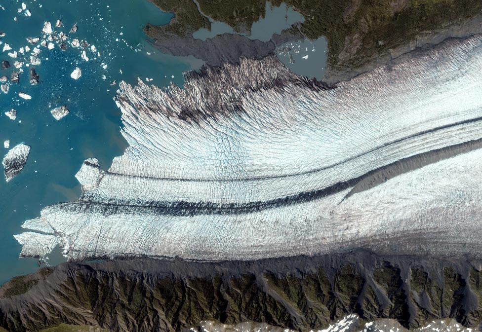 ледник вдоль залива Аляски, фото из космоса