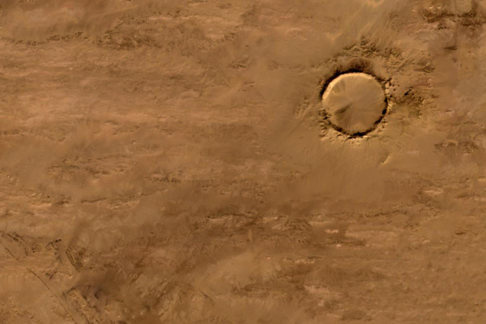кратер в пустыне, фото из космоса