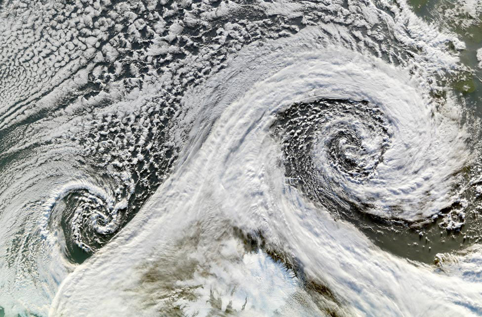 циклон над Исландией, фото из космоса