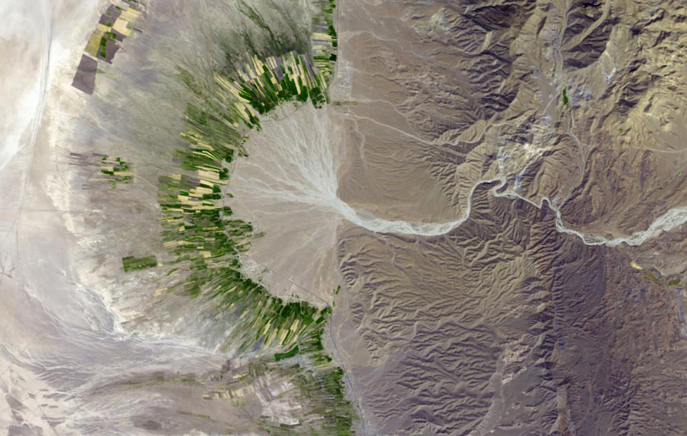 Высохшее русло реки в горах, фото из космоса