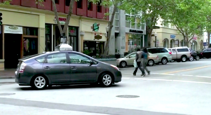 Беспилотный автомобиль пропускает пешеходов