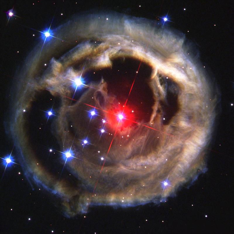 16. Красный гигант В838. Через 4-5 миллиарда лет наше Солнце тоже станет красным гигантом, а приблизительно через 7 миллиардов лет его расширяющийся внешний слой достигнет орбиты Земли.