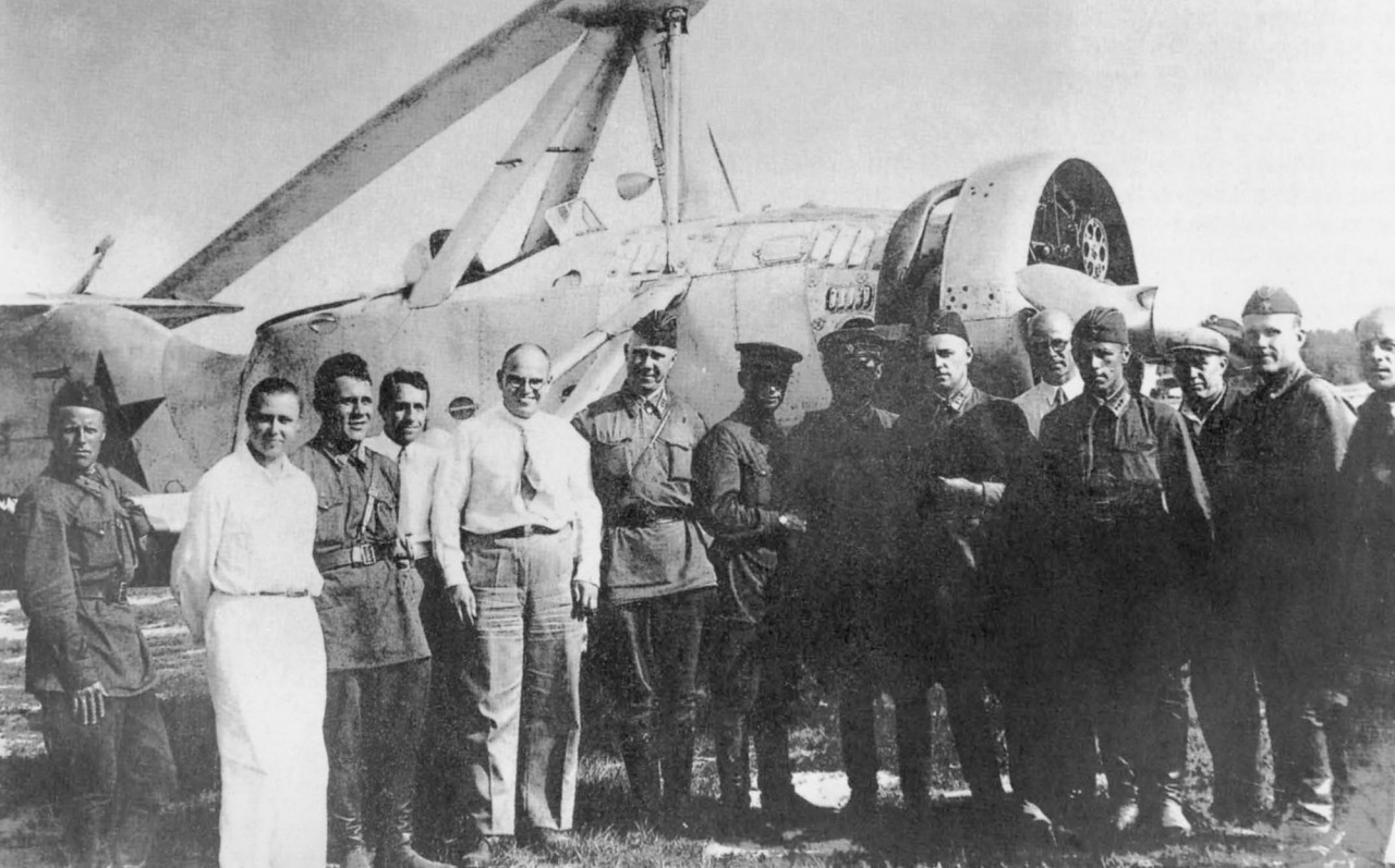 М.Л. Миль, В.А. Кузнецов (четвертый слева) и Н.И. Камов среди военных перед отправкой А-7 на фронт автожир, вертолет, первый