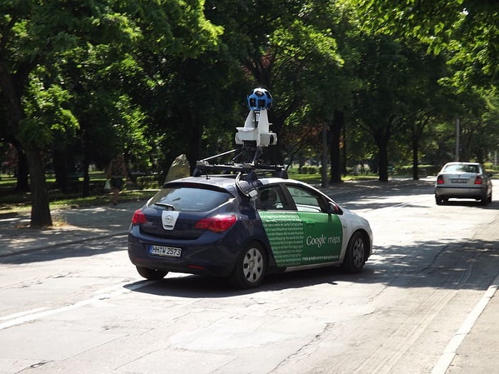 Автомобиль компании Гугл ведет съемку местности
