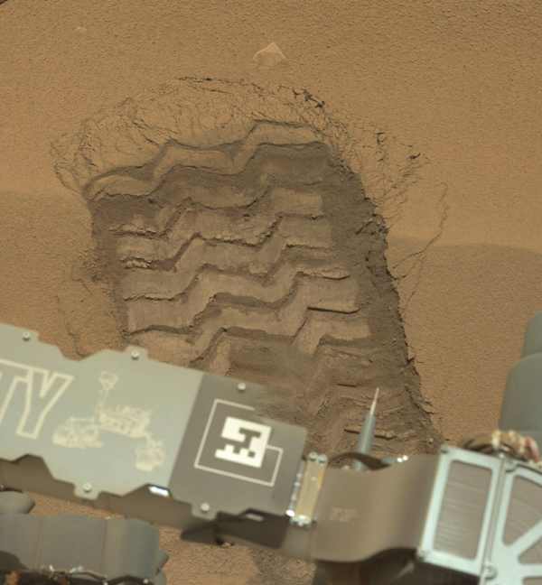 След от колеса марсохода на Марса