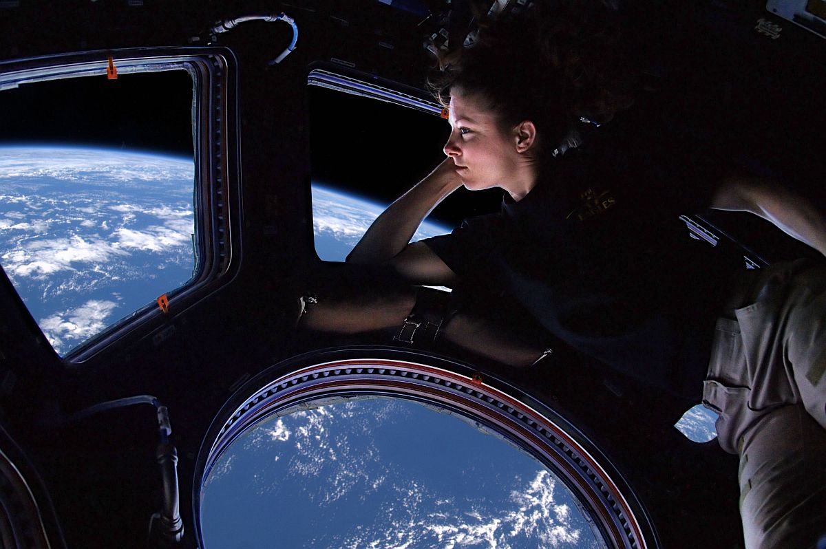 Астронавт Tracy Caldwell Dyson смотрит на Землю