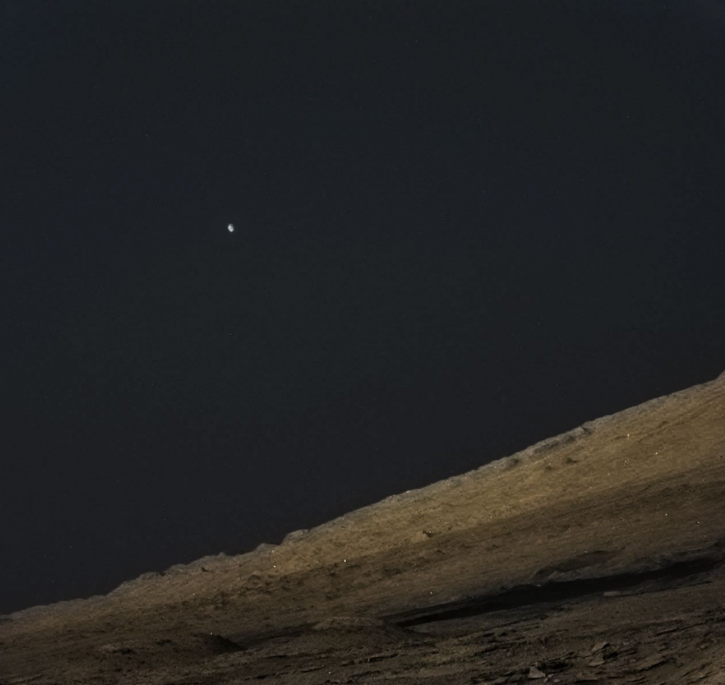 Заходящий Фобос в вечернем небе Марса