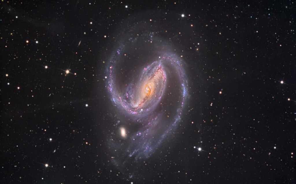 NGC 1097 — спиральная галактика в созвездии Печь