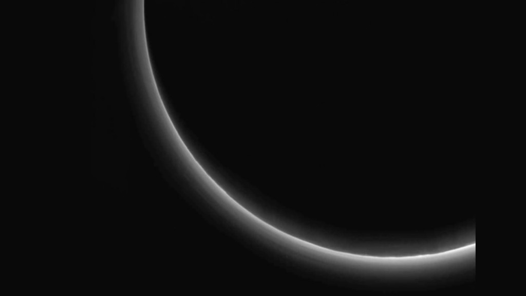 Многослойная атмосфера Плутона вблизи