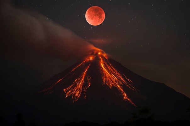 Лунное затмение и извержение вулкана Колима в Мексике