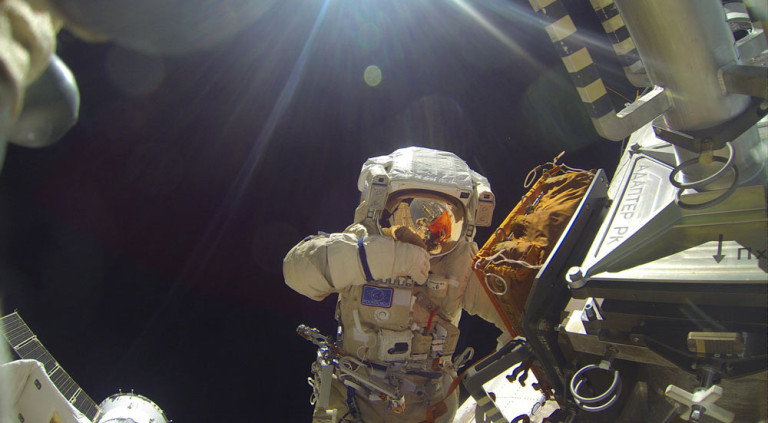 Российский космонавт в открытом космосе