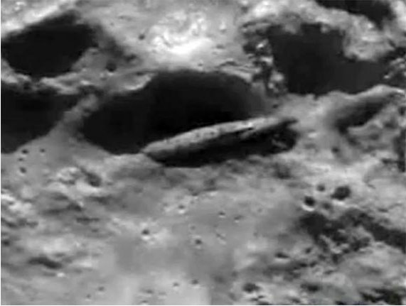 Инопланетный корабль на луне (9 фото + 1 Видео)